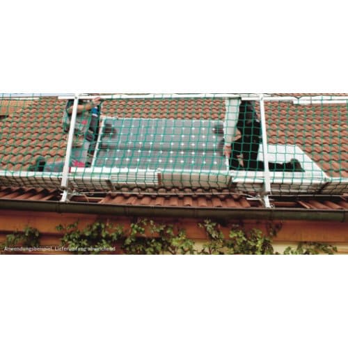 Zwei Arbeiter montieren Photovoltaik Anlage auf Dach, das mit BAVARIA Konsolen Dachschutzwand mit Seitenschutz Netz 74406000 74410000 abgesichert ist