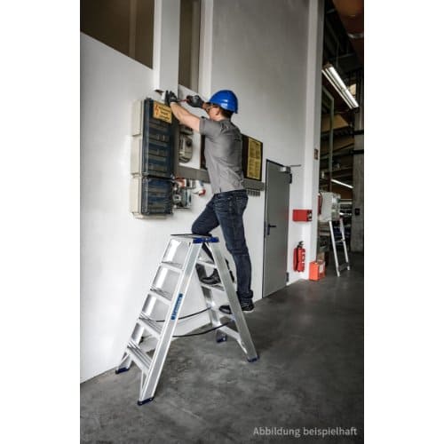 Mann arbeitet über Kopf mit MAUDERER BAVARIA Stufen Stehleiter 41008002